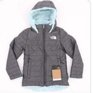 I’m selling this kids North Face winter coat, reversible and fluffy inside.